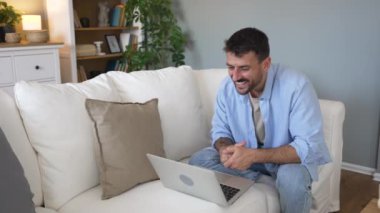 Genç bir adam psikoterapistiyle görüşüp yardım için teşekkür ediyor. Çevrimiçi terapiden sonra psikologla iletişim sorunu yaşayan bir erkek sorunu çözmesine yardımcı oldu.