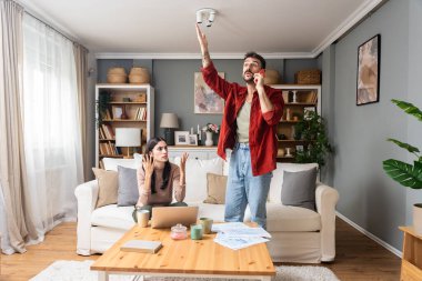 Evden polisi ya da komşuları arayıp müzik ya da apartman yenileme aletlerinin sesini kısmaya çalışan genç ve sinirli bir çift, çalışamaz ve gürültüden geçinemez..