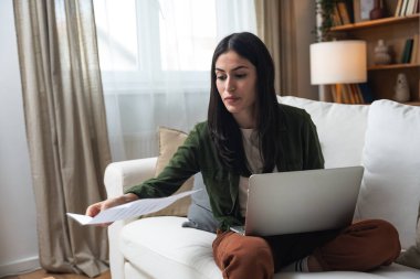 Kariyer sahibi zihniyeti. Evde çalışan serbest çalışan genç bir iş kadını. İş hayatında daha iyi fırsatlar elde etmek için kendine güvenen ve kendini eğiten, dizüstü bilgisayarda çalışan bir kadın..