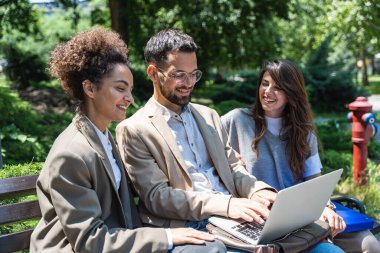 Kariyer sahibi zihniyeti. Bir grup genç iş adamı ofis binasının önünde. İşadamı ve kadınların kendilerini iş hayatında daha iyi fırsatlar için eğittiklerinden emin..