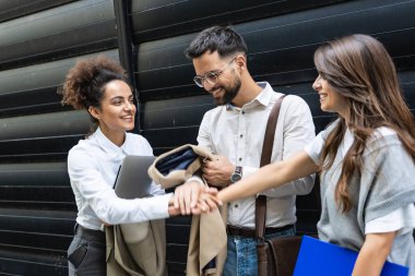 Kariyer sahibi zihniyeti. Bir grup genç iş adamı ofis binasının önünde. İşadamı ve kadınların kendilerini iş hayatında daha iyi fırsatlar için eğittiklerinden emin..