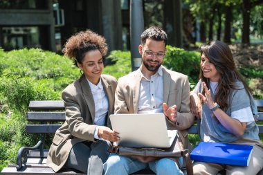 Kariyer sahibi zihniyeti. Bir grup genç iş adamı ofis binasının önünde. İşadamı ve kadınların kendilerini iş hayatında daha iyi fırsatlar için eğittiklerinden emin..