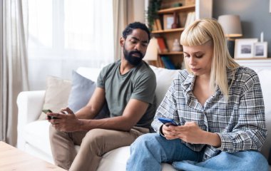 Evde oturan genç çiftin, sosyal medya ağları aracılığıyla akıllı telefonlarda sohbet ve flörtleşmenin yol açtığı kıskançlık, ilişki sorunları ve güvensizlik nedeniyle sorunları var ve tartışıyorlar.