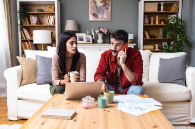 Genç iş çifti serbest çalışanlar, küçük girişimci şirket sahipleri, evde çalışan iş arkadaşları, kötü bir internet bağlantısı olan internet sağlayıcısını arayıp düşük bağlantıdan şikayet etmek..