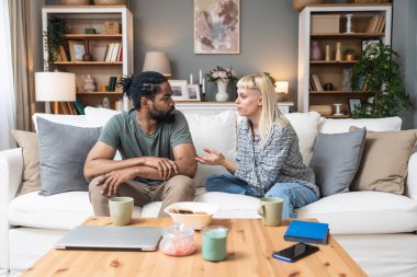 Genç evli çift evde oturuyor evliliklerinde sorunlar ve soğuk bir ilişki yaşıyorlar. Bir erkek arkadaş ve bir kız arkadaş çok fazla para harcamak konusunda tartışırlar.