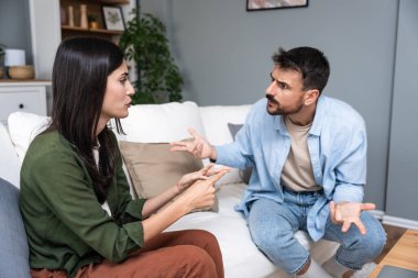 Genç evli çift evde oturuyor evliliklerinde sorunlar ve soğuk bir ilişki yaşıyorlar. Bir erkek arkadaş ve bir kız arkadaş çok fazla para harcamak konusunda tartışırlar.