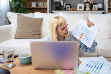 Çevrimiçi sunum ve iş eğitimi. Kazanan kariyer anlayışı serbest finans ve ekonomi uzmanı kadın evde çalışıyor, bilgisayar başında danışman ile video görüşmesi yapıyor. Bilgisayar ve modern teknoloji kullanarak.