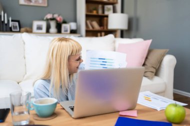 Çevrimiçi sunum ve iş eğitimi. Kazanan kariyer anlayışı serbest finans ve ekonomi uzmanı kadın evde çalışıyor, bilgisayar başında danışman ile video görüşmesi yapıyor. Bilgisayar ve modern teknoloji kullanarak.