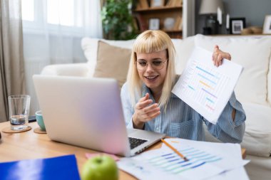 Çevrimiçi sunum ve iş eğitimi. Kazanan kariyer anlayışı serbest finans ve ekonomi uzmanı kadın evde çalışıyor, bilgisayar başında danışman ile video görüşmesi yapıyor. Bilgisayar ve modern teknoloji kullanarak.