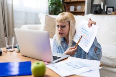 Çevrimiçi sunum ve iş eğitimi. Kazanan kariyer anlayışı serbest finans ve ekonomi uzmanı kadın evde çalışıyor, bilgisayar başında danışman ile video görüşmesi yapıyor. Bilgisayar ve modern teknoloji kullanarak.