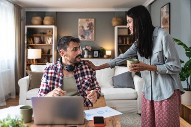 Genç bir kadın, erkek arkadaşı evdeki masada dizüstü bilgisayarda çalışırken ona bir fincan kahve getiriyor. Serbest çalışan bir iş adamı, yazılım geliştiricisi iş arkadaşlarıyla görüntülü görüşme yapıyor. Sadece yaşamak