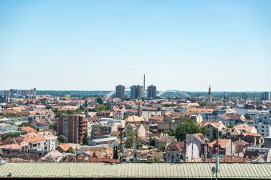 Novi Sad, Sırbistan. 16 yaşında. Haziran - 2024. Sırbistan 'ın Novi Sad kentinin panoramik manzarası. Yüksek perspektiften binaların çatıları. Düzenleyici resim