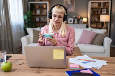 ADHD 'si olan içe dönük iş kadını ev ofisinden dizüstü bilgisayarla çalışıyor. Kalabalık ofisten ve evde bilgisayarla çalışan insanlardan kaçınan bir iş adamı..