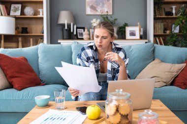 ADHD 'si olan içe dönük iş kadını ev ofisinden dizüstü bilgisayarla çalışıyor. Kalabalık ofisten ve evde bilgisayarla çalışan insanlardan kaçınan bir iş adamı..