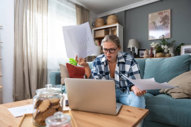 ADHD 'si olan içe dönük iş kadını ev ofisinden dizüstü bilgisayarla çalışıyor. Kalabalık ofisten ve evde bilgisayarla çalışan insanlardan kaçınan bir iş adamı..