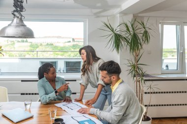 Küçük bir özel şirketin çalışanları, ortakları, doğa severler, doğayı korumak ve zararlı etkileri azaltmak amacıyla yeşil evlerin ve yenilenebilir enerjinin mimari çözümü üzerinde çalışıyorlar.