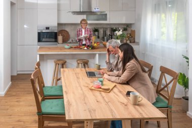 Basit bir anne-baba ve kızı evde birlikte güzel vakit geçiriyorlar. Yaşlı çift ve genç kadın oturma odasında ailelerini ziyaret ederken hafta sonları eğleniyorlar.