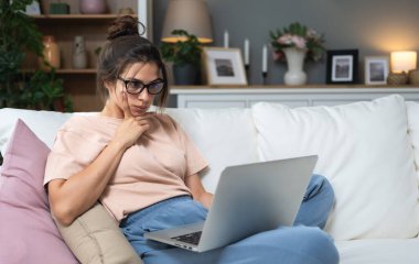 ADHD 'si olan içe dönük iş kadını ev ofisinden dizüstü bilgisayarla çalışıyor. Kalabalık ofisten ve evde bilgisayarla çalışan insanlardan kaçınan bir iş adamı..