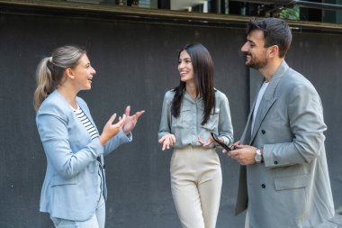 Genç iş adamları profesyonel öğretim görevlileri, pazardaki ticaret ve ürün yerleştirme şirketlerinde çalışanların eğitimi üzerinde çalışırlar ve planlanan konferanstan önce bilgiyi tartışıp uyumlu hale getirirler.