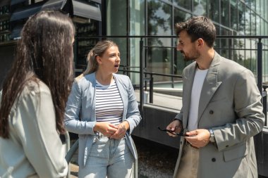 Genç iş adamları profesyonel öğretim görevlileri, pazardaki ticaret ve ürün yerleştirme şirketlerinde çalışanların eğitimi üzerinde çalışırlar ve planlanan konferanstan önce bilgiyi tartışıp uyumlu hale getirirler.