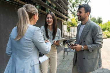Genç iş adamları profesyonel öğretim görevlileri, pazardaki ticaret ve ürün yerleştirme şirketlerinde çalışanların eğitimi üzerinde çalışırlar ve planlanan konferanstan önce bilgiyi tartışıp uyumlu hale getirirler.