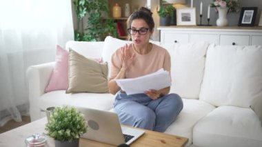 Gergin sinirli yönetici ofis masasında dizüstü bilgisayar tartışması yapıyor. Duygusal iş kadını agresif bir bilgisayar araması yapıyor. Stresli kadın bütün gece uyumadan astlarını azarlıyor.