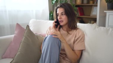 Sorunlardan bahsediyorum. Üzgün genç bir kadın telefonu kulağına tutarak kötü haberleri arkadaşınla paylaş duygusal stresi paylaş. Endişeli kadın hasta. Doktoru arayın. Sağlık şikayetleri hakkında konuşun.