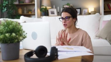 Çevrimiçi sunum ve iş eğitimi. Kazanan kariyer anlayışı serbest finans ve ekonomi uzmanı kadın evde çalışıyor, bilgisayar başında danışman ile video görüşmesi yapıyor. Bilgisayar ve modern teknoloji kullanarak.
