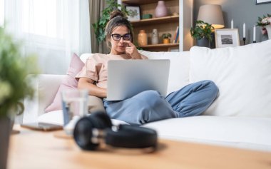 Genç işsiz kadın evde oturup kolay para ve çabuk para kazanmayı umuyor, pasif gelir ödeyen anketler için internet üzerinde çalışıyor para ile ilgili program için internet sitesinde sörf yapıyor.