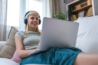 Genç işsiz kadın evde oturup kolay para ve çabuk para kazanmayı umuyor, pasif gelir ödeyen anketler için internet üzerinde çalışıyor para ile ilgili program için internet sitesinde sörf yapıyor.