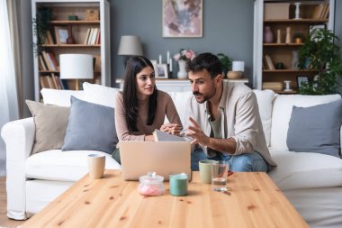 Merkez ofiste birlikte çalışan başarılı genç iş adamları. Çift çalışması konsept video sunumu dizüstü bilgisayarda ve web kamerasında. İş adamı ve iş kadını evde çalışıyor..