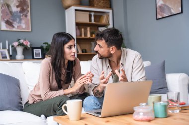 Merkez ofiste birlikte çalışan başarılı genç iş adamları. Çift çalışması konsept video sunumu dizüstü bilgisayarda ve web kamerasında. İş adamı ve iş kadını evde çalışıyor..