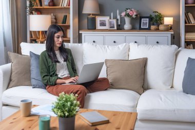 Genç işsiz kadın evde oturup kolay para ve çabuk para kazanmayı umuyor, pasif gelir ödeyen anketler için internet üzerinde çalışıyor para ile ilgili program için internet sitesinde sörf yapıyor.