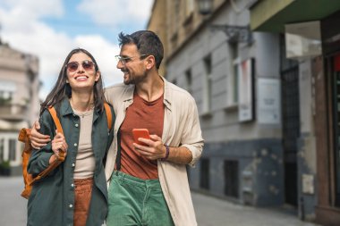 Genç, sevimli bir çift, gezginler ve turistler, balaylarında dünyayı geziyorlar. Güzel, bağımsız, açık fikirli insanlar, kötü şöhretli ülkeleri ziyaret etme özgürlüğü hissediyorlar..