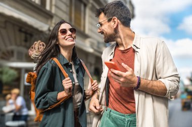 Genç, sevimli bir çift, gezginler ve turistler, balaylarında dünyayı geziyorlar. Güzel, bağımsız, açık fikirli insanlar, kötü şöhretli ülkeleri ziyaret etme özgürlüğü hissediyorlar..