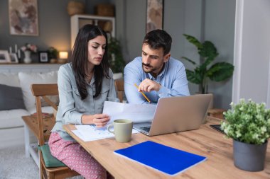 Merkez ofiste birlikte çalışan başarılı genç iş adamları. Çift çalışması konsept video sunumu dizüstü bilgisayarda ve web kamerasında. Resmi tişört ve pijama giyiyor..