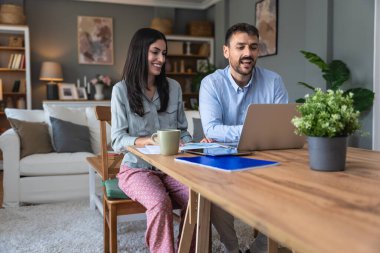 Merkez ofiste birlikte çalışan başarılı genç iş adamları. Çift çalışması konsept video sunumu dizüstü bilgisayarda ve web kamerasında. Resmi tişört ve pijama giyiyor..