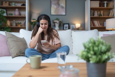 Basit bir yaşam. Genç, güzel, rahat bir kadın evinde tek başına oturmuş akıllı telefonuna bağlı olarak podcast ya da kablosuz kulaklıkla müzik dinliyor. Özgürlük kavramı ve hafta sonu aktiviteleri.