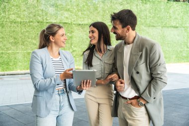 Sürdürülebilir yenilik projesi, Yeşil yenilenebilir enerji konsepti, ofis binasının dışında çalışan bir grup zeki iş adamı. Gezegeni kurtarmayı planlayan gelecekçi proje.