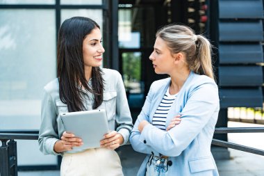 Ofis dışında çalışan, aylık istatistikleri okuyan ve dijital tablet hakkında rapor veren iki başarılı iş adamı, iş arkadaşı ve iş arkadaşı, finans ve ekonomi uzmanı. Beyaz yakalı işçiler