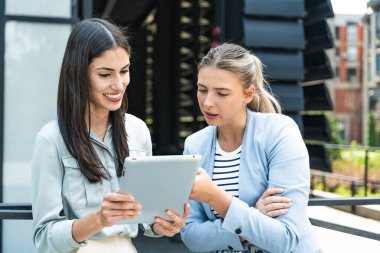 Ofis dışında çalışan, aylık istatistikleri okuyan ve dijital tablet hakkında rapor veren iki başarılı iş adamı, iş arkadaşı ve iş arkadaşı, finans ve ekonomi uzmanı. Beyaz yakalı işçiler