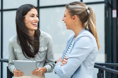 Ofis dışında çalışan, aylık istatistikleri okuyan ve dijital tablet hakkında rapor veren iki başarılı iş adamı, iş arkadaşı ve iş arkadaşı, finans ve ekonomi uzmanı. Beyaz yakalı işçiler