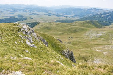 Durmitor Ulusal Parkı 'nda muhteşem bir yaz günü. Zabljak köyü, Karadağ, Balkanlar, Avrupa. Popüler seyahat merkezinin manzaralı görüntüsü. Toprağın güzelliğini keşfedin. Doğa yürüyüşü hedefi