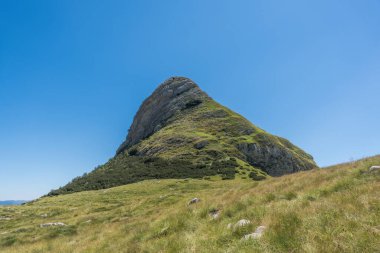 Durmitor Ulusal Parkı 'nda muhteşem bir yaz günü. Zabljak köyü, Karadağ, Balkanlar, Avrupa. Popüler seyahat merkezinin manzaralı görüntüsü. Toprağın güzelliğini keşfedin. Doğa yürüyüşü hedefi