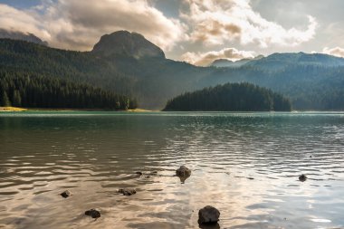 Karadağ 'ın Zabljak kentindeki Ulusal Park Durmitor kentinde turkuaz su ve ağaçlarla güzel Kara Göl (Crno jezero) manzarası. Manzaralı doğa manzarası
