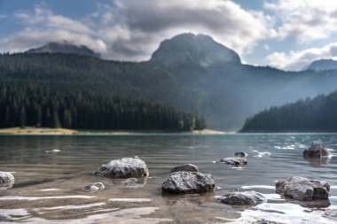 Karadağ 'ın Zabljak kentindeki Ulusal Park Durmitor kentinde turkuaz su ve ağaçlarla güzel Kara Göl (Crno jezero) manzarası. Manzaralı doğa manzarası