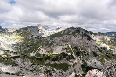 Durmitor Ulusal Parkı 'nda muhteşem bir yaz günü. Zabljak köyü, Karadağ, Balkanlar, Avrupa. Popüler seyahat merkezinin manzaralı görüntüsü. Toprağın güzelliğini keşfedin. Doğa yürüyüşü hedefi