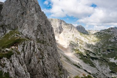 Durmitor Ulusal Parkı 'nda muhteşem bir yaz günü. Zabljak köyü, Karadağ, Balkanlar, Avrupa. Popüler seyahat merkezinin manzaralı görüntüsü. Toprağın güzelliğini keşfedin. Doğa yürüyüşü hedefi