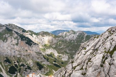 Durmitor Ulusal Parkı 'nda muhteşem bir yaz günü. Zabljak köyü, Karadağ, Balkanlar, Avrupa. Popüler seyahat merkezinin manzaralı görüntüsü. Toprağın güzelliğini keşfedin. Doğa yürüyüşü hedefi