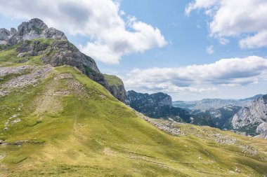 Durmitor Ulusal Parkı 'nda muhteşem bir yaz günü. Zabljak köyü, Karadağ, Balkanlar, Avrupa. Popüler seyahat merkezinin manzaralı görüntüsü. Toprağın güzelliğini keşfedin. Doğa yürüyüşü hedefi